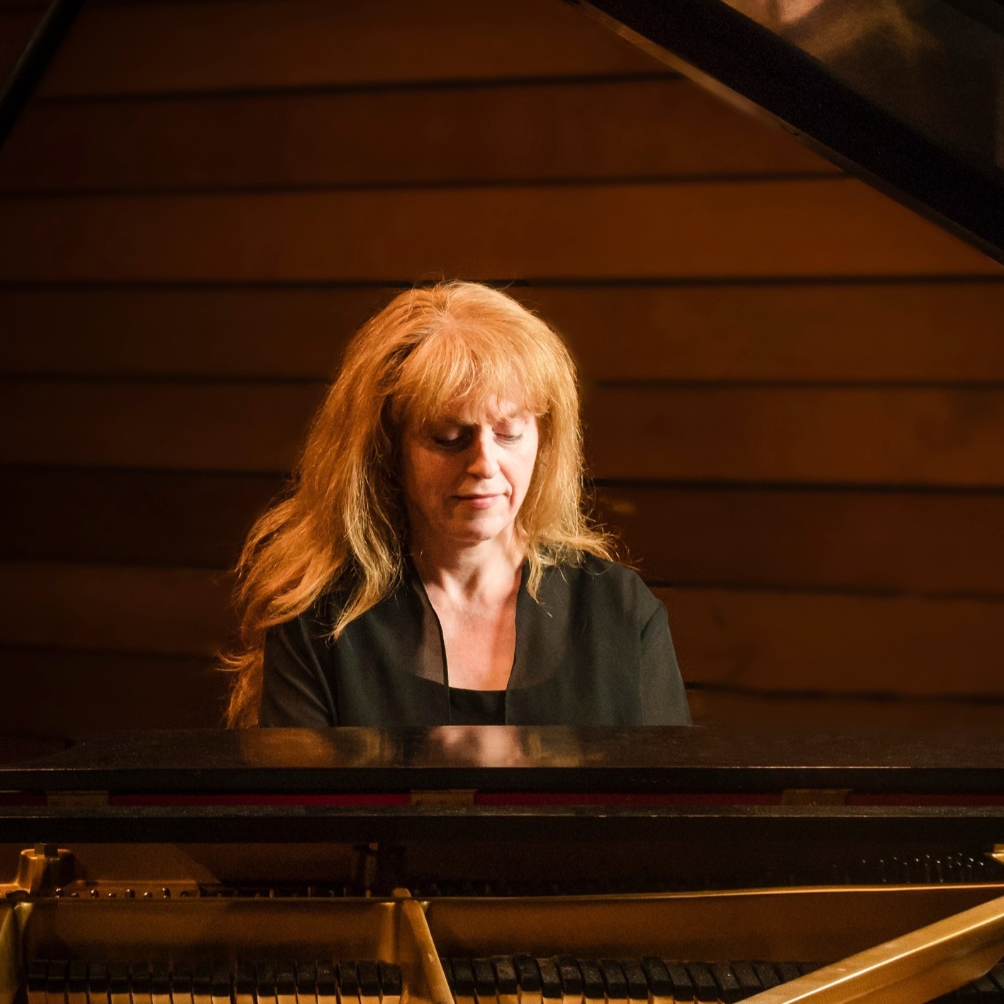 418451156_916301176977411_3962751786824557874_n-12 Photo of pianist.