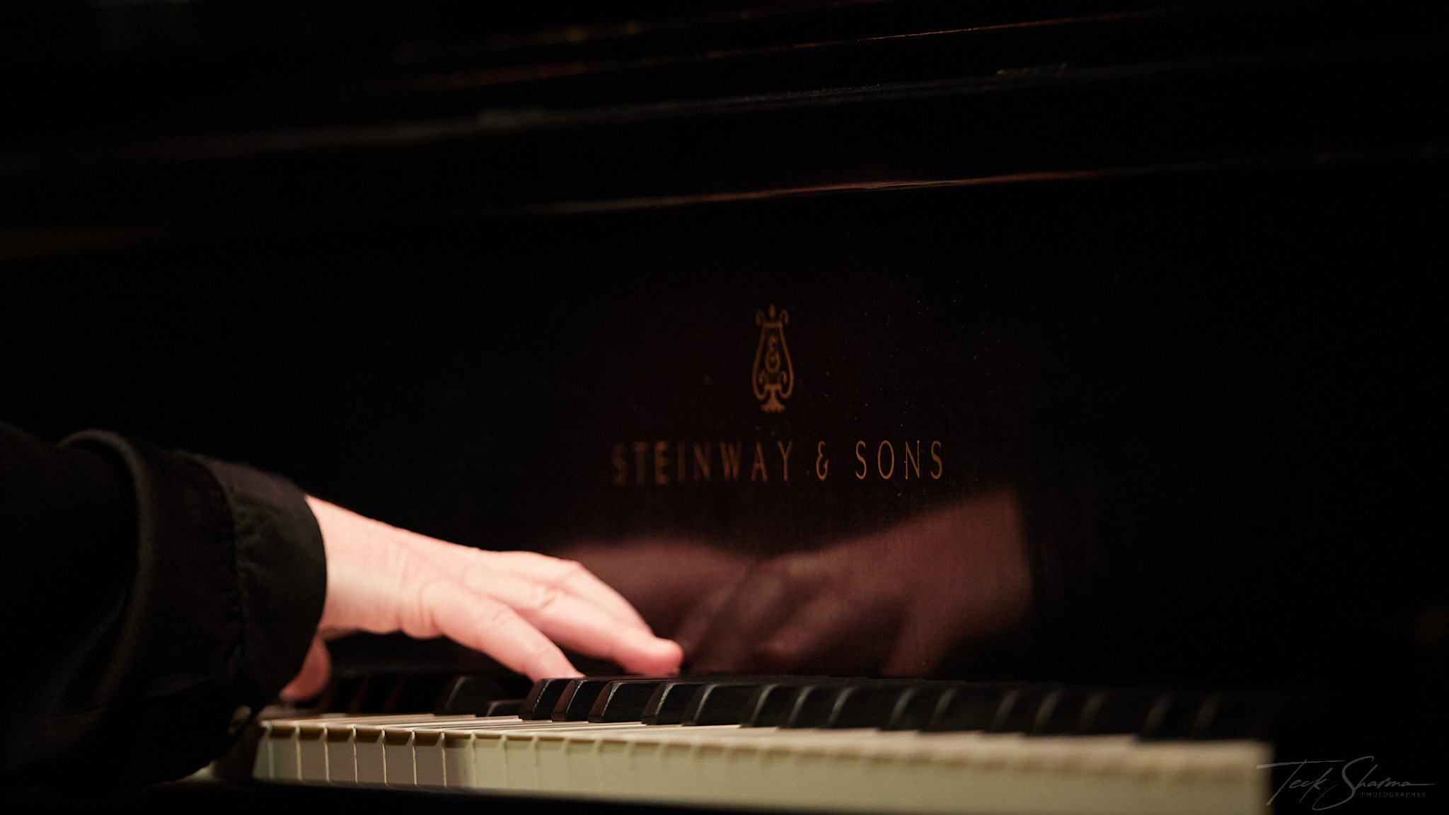 MGC3319-2 Photo of pianist's hands on piano.